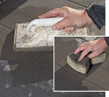 Fliser inngangsparti ute: Vask overskytende fugemasse vekk med rent vann Fliser inngangsparti ute: Vask overskytende fugemasse vekk med rent vann